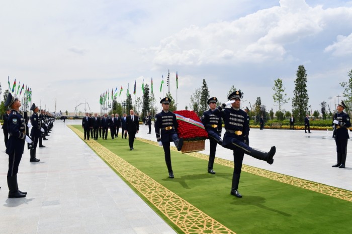 İlham Əliyev Daşkənddə Müstəqillik abidəsini ziyarət etdi - YENİLƏNİB + FOTOLAR