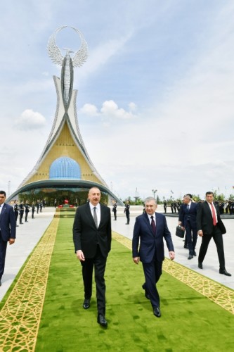 İlham Əliyev Daşkənddə Müstəqillik abidəsini ziyarət etdi - YENİLƏNİB + FOTOLAR
