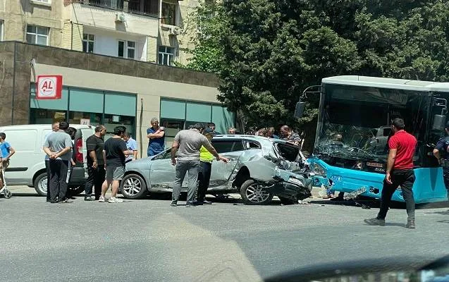 Bakıda avtobus ağır qəza törətdi, yaralılar var - VİDEO