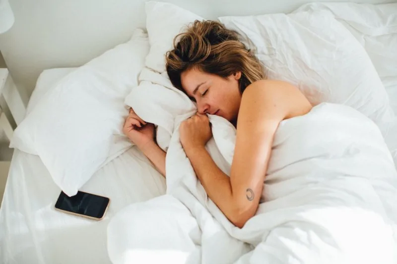 Telefonu çarpayının yanına qoyub yatmaq olmaz