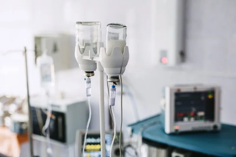 Müalicə üçün getdiyi xəstəxanada zəhərləndi