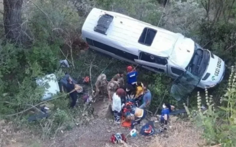 Turistləri daşıyan mikroavtobus uçuruma düşdü - 18 nəfər...