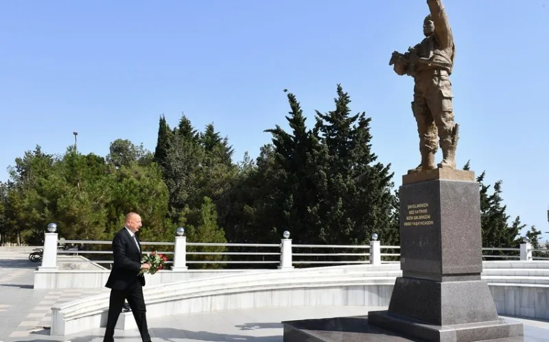 Prezident Sumqayıt Şəhidlər xiyabanında olub - YENİLƏNİB