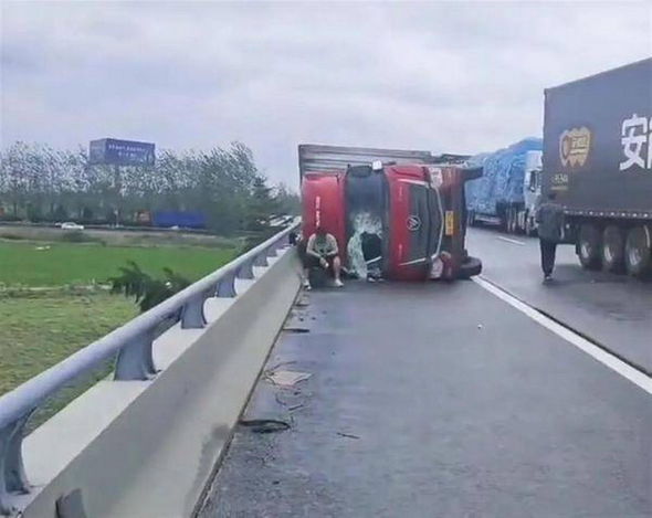 Çində tornado yüzlərlə evi dağıdıb: Ölən və yaralananlar var - VİDEO