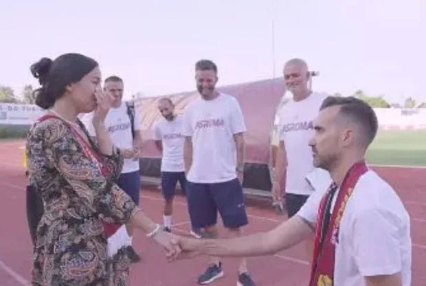 “Roma” azarkeşi Mourinyonun gözü qarşısında sevgilisinə evlənmə təklifi etdi