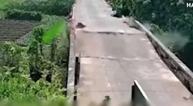 İstinin şiddətindən avtomobil körpüsü çatladı – VİDEO