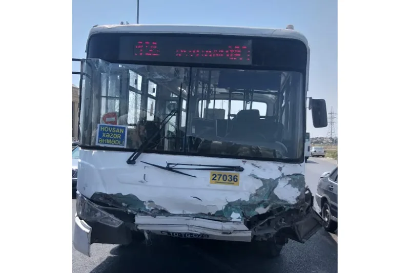 Sərnişin avtobusu minik maşını ilə toqquşdu