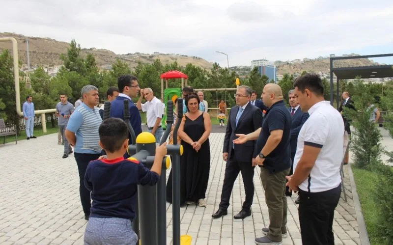 “Jurnalistlər binası”nın həyətində abadlıq işləri aparılıb