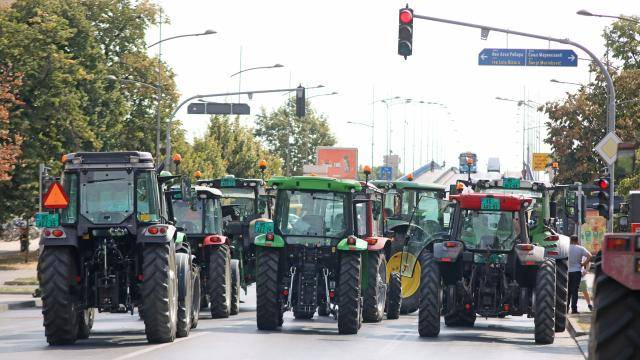 Fermerlər traktorlarla yolu bağladılar - FOTO