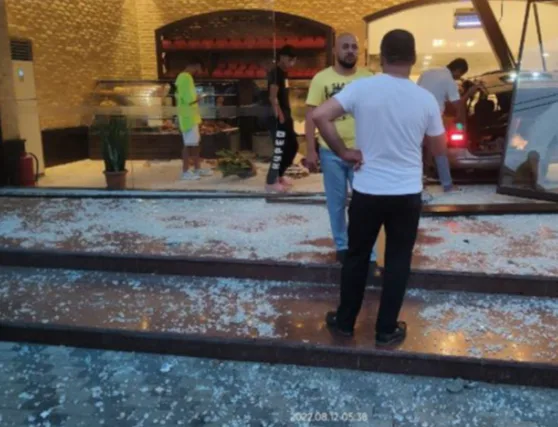 Bakıda avtomobil şirniyyat mağazasına çırpılıb - FOTO