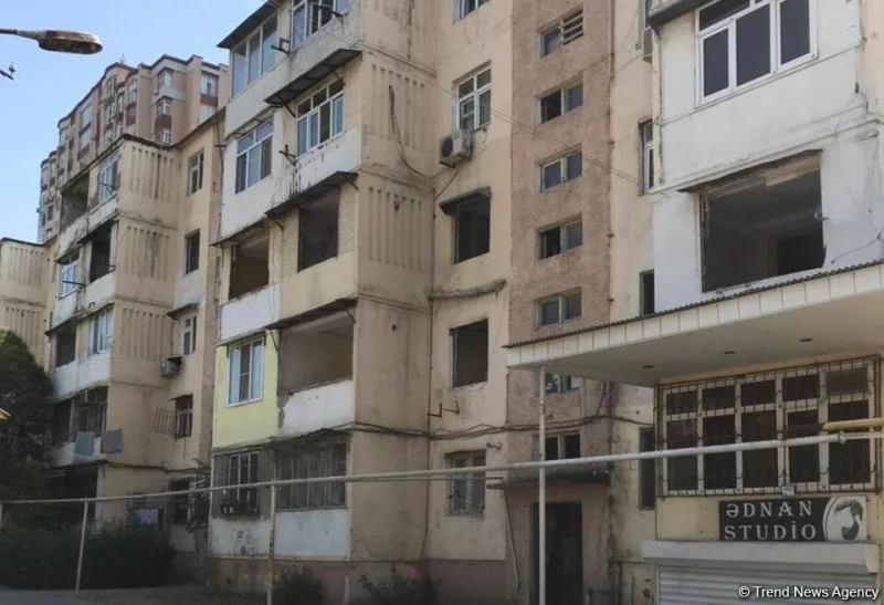 Bakının bu rayonunda yaşayış binası sökülür - FOTO