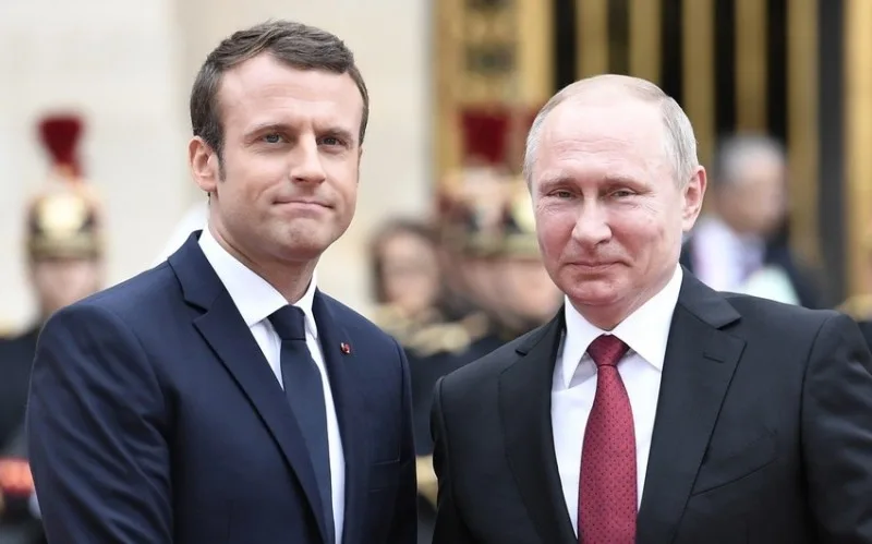 Putinlə Makron telefonla danışıb