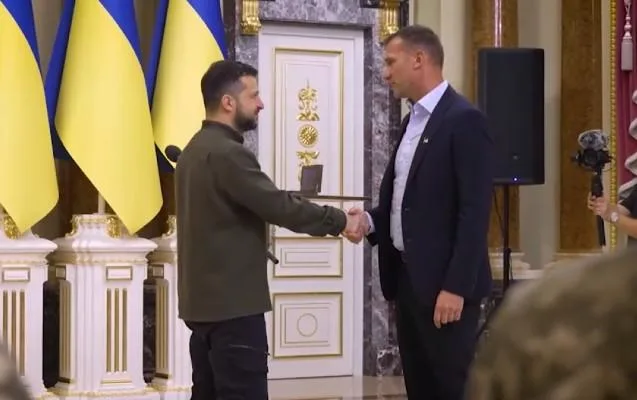 Zelenski Şevçenkonu mükafatlandırdı