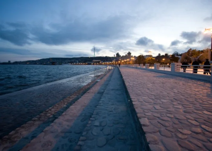 Bulvarda bir nəfər özünü dənizə atdı