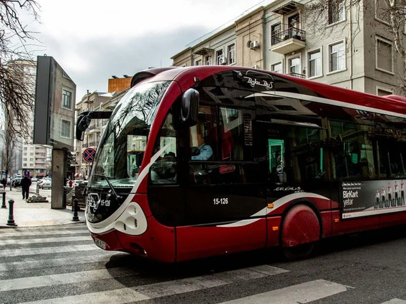 Bakıda 100-ə yaxın avtobus tıxacda qalıb