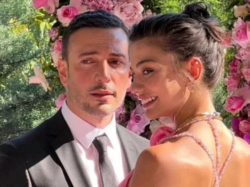 Demet gəlinliklərindən birini izləyicisinə bağışlayacaq