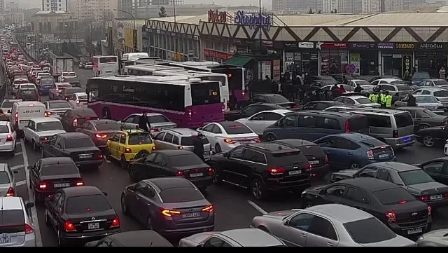 Bu avtobuslar gecikir