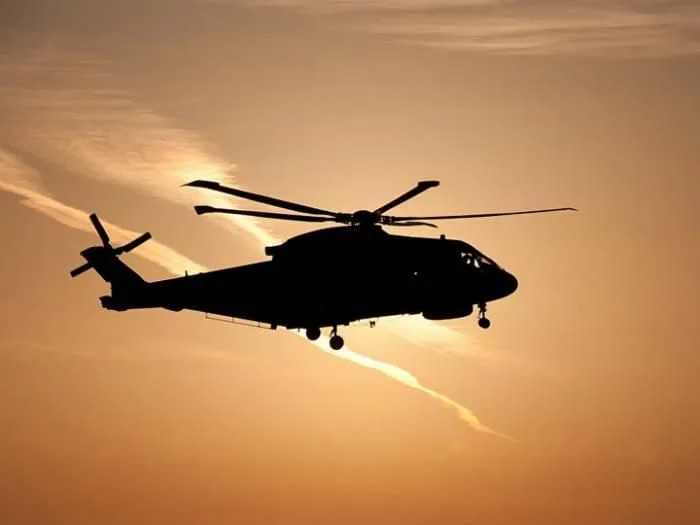 Hərbi helikopter yaşayış binalarının üzərinə düşdü - Ölənlər var (FOTO)