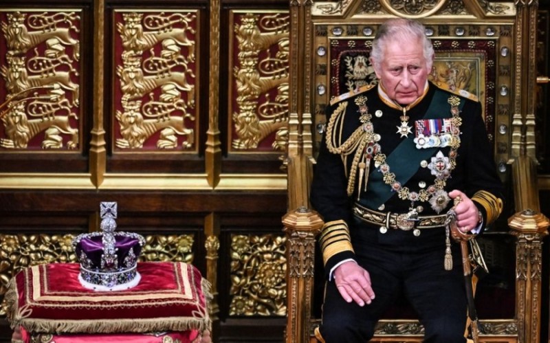III Çarlz rəsmi şəkildə Britaniya Kralı elan olundu