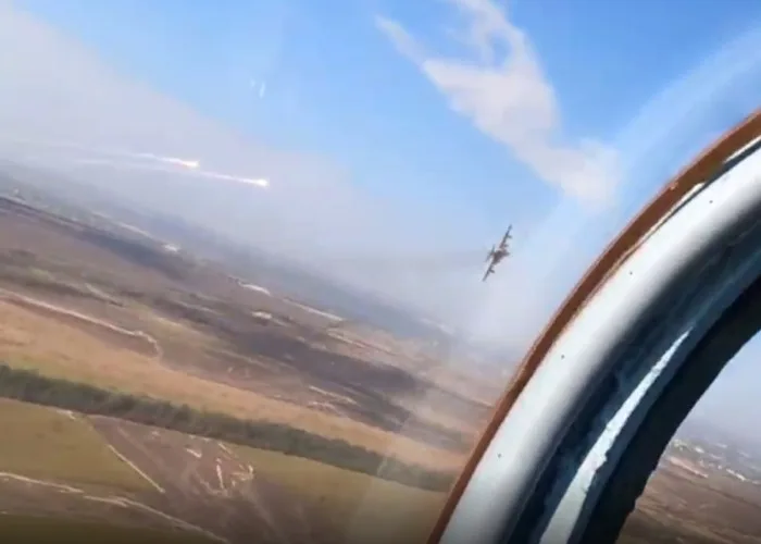 Su-25 pilotu raketlərdən belə yayındı - VİDEO