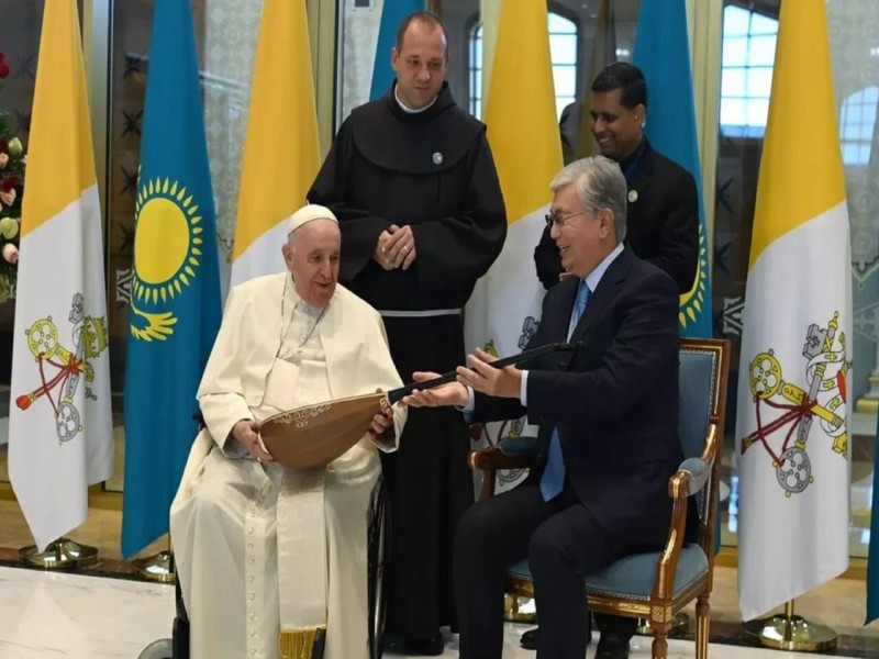 Tokayev Roma Papasına dombra bağışladı