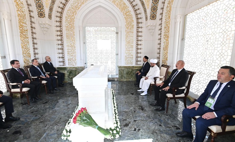 İlham Əliyev İslam Kərimovun məqbərəsində oldu