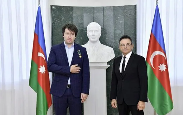 Mədət Quliyev Teymur Rəcəbova medal verdi