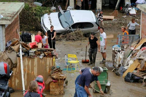 İtaliyada sel maşınları sürüklədi, yolları dağıtdı: ölənlər var