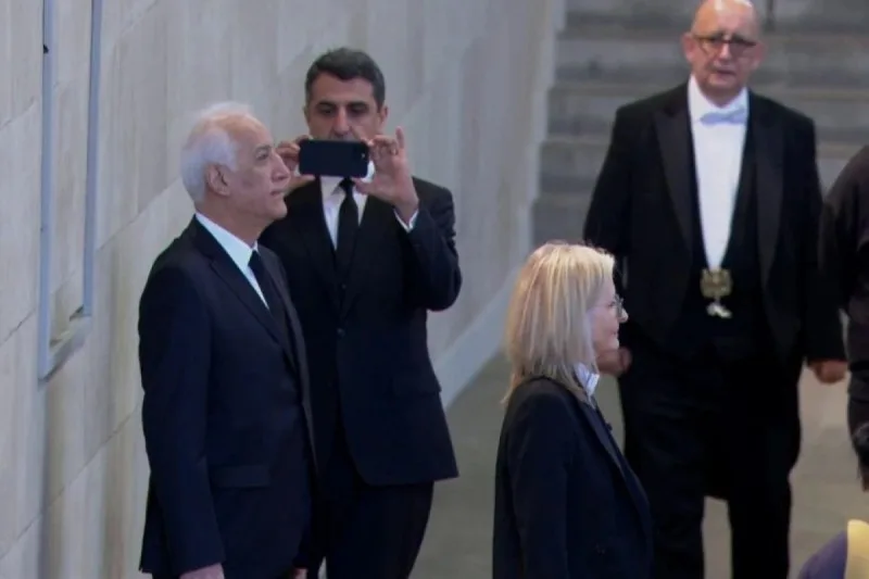 Ermənistan prezidenti qaydaları pozaraq II Elizabetin tabutu yanında foto çəkdirib