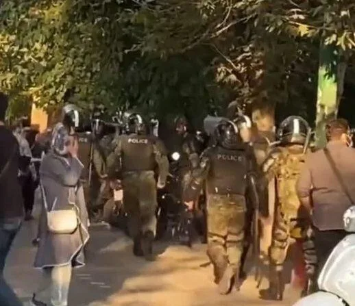İran polisi etirazçılara atəş açdı - VİDEO