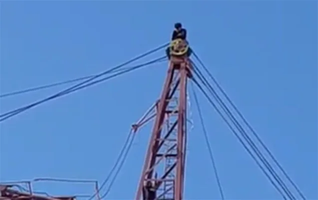 Kranın üzərinə çıxan oğlandan XƏBƏR VAR - 7 saat sonra...