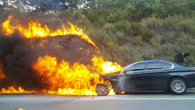 Bakıda BMW yandı