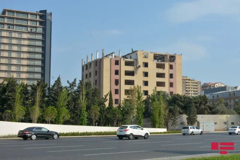 Bakıda bu çoxmərtəbəli bina sökülür - FOTO