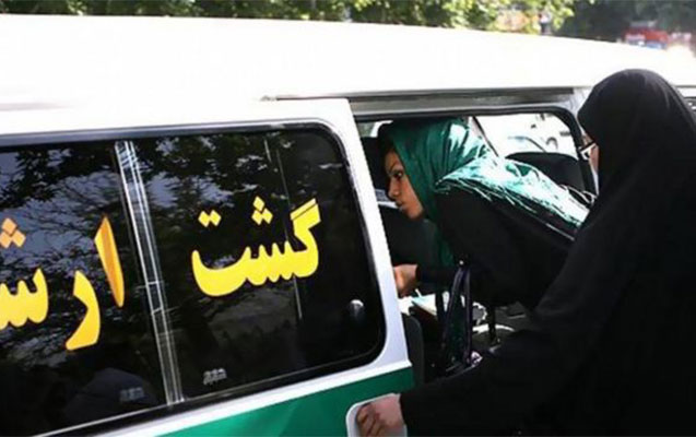 İran polisi qadınları güllələdi - VİDEO
