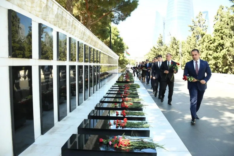Nazirliyin əməkdaşları şəhidlərimizin xatirəsini yad ediblər