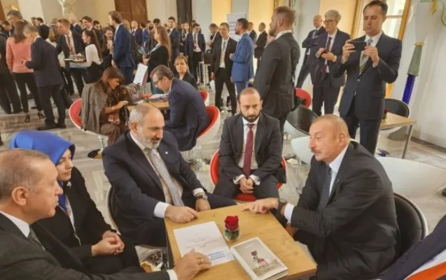 Prezidentlərin görüşündə masa üzərindəki hansı kitabdır?
