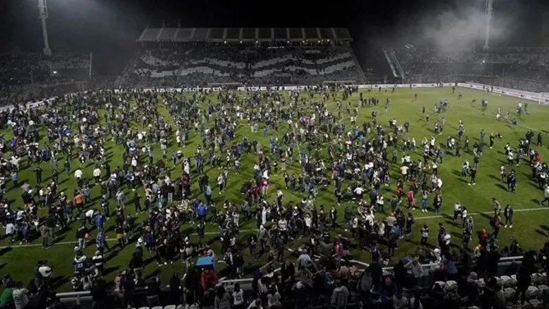 Stadion döyüş meydanına çevrildi: Keçmiş futbolçu öldü - FOTO