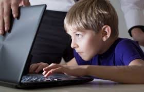 Məktəblilər gün ərzində internetdə neçə saat vaxt keçirir?
