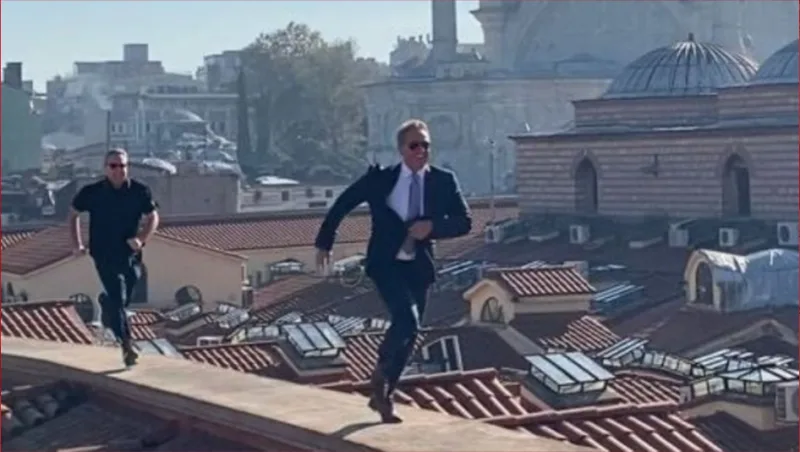 Səfirdən Qapalı Çarşıda Ceyms Bond pozası - FOTO