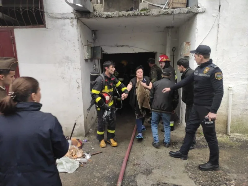 Yataqxanada yanğın oldu - 15 nəfər təxliyə edildi