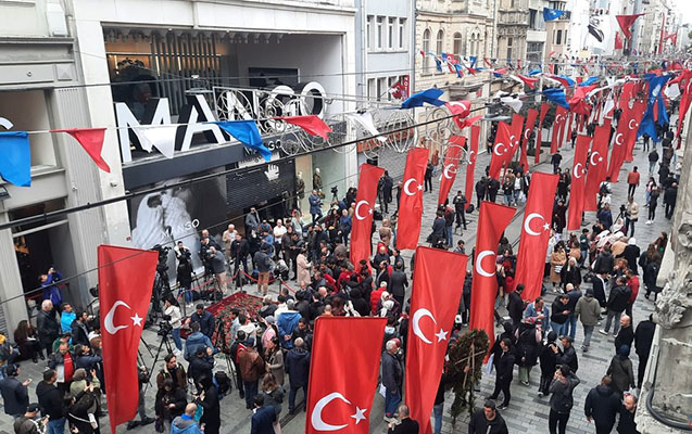 İstiqlal küçəsi Türkiyə bayraqlarına büründü - VİDEO