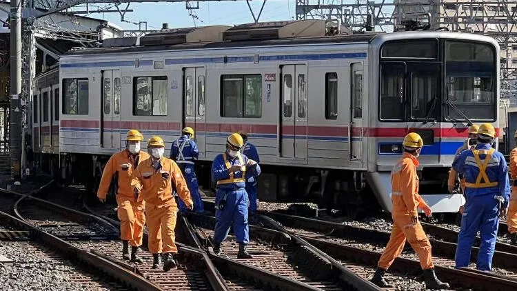 Sərnişin qatarı relsdən çıxdı