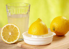 Çiy limonu yemək və şirəsini içmək dişi çürüdür