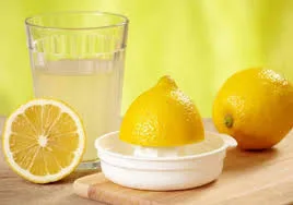 Çiy limonu yemək və şirəsini içmək dişi çürüdür