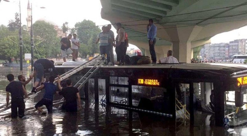 Antalyada leysan həyatı iflic etdi