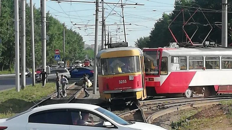İki tramvay toqquşdu - Xeyli sayda yaralı var