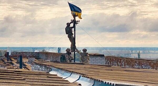 Xersonun sol sahilində Ukraynanın ilk bayrağı qaldırıldı