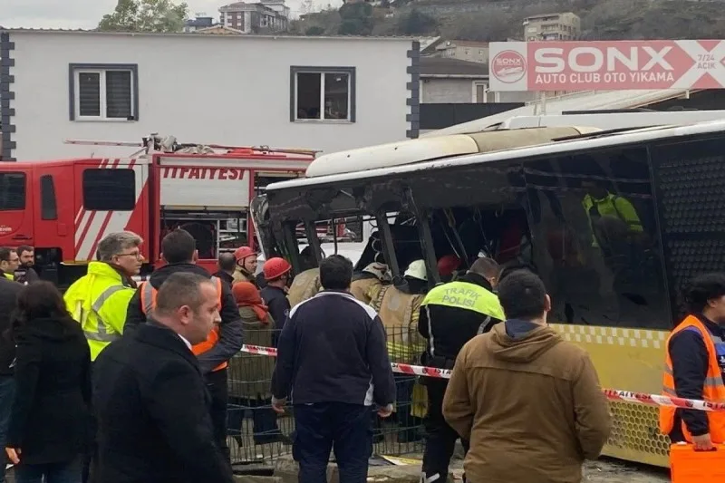 Avtobus tramvayla toqquşdu - Yaralananlar var