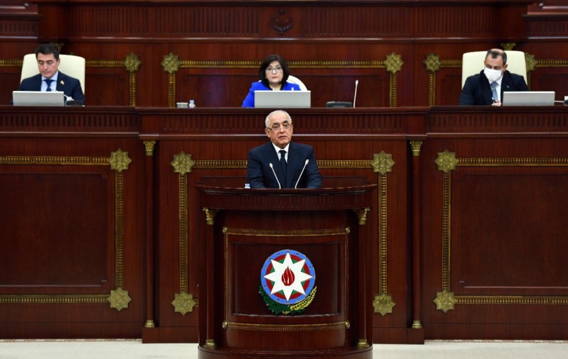Baş nazir parlamentə gəldi