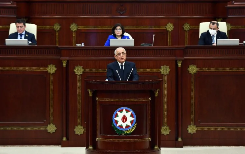 Baş nazir parlamentə gəldi